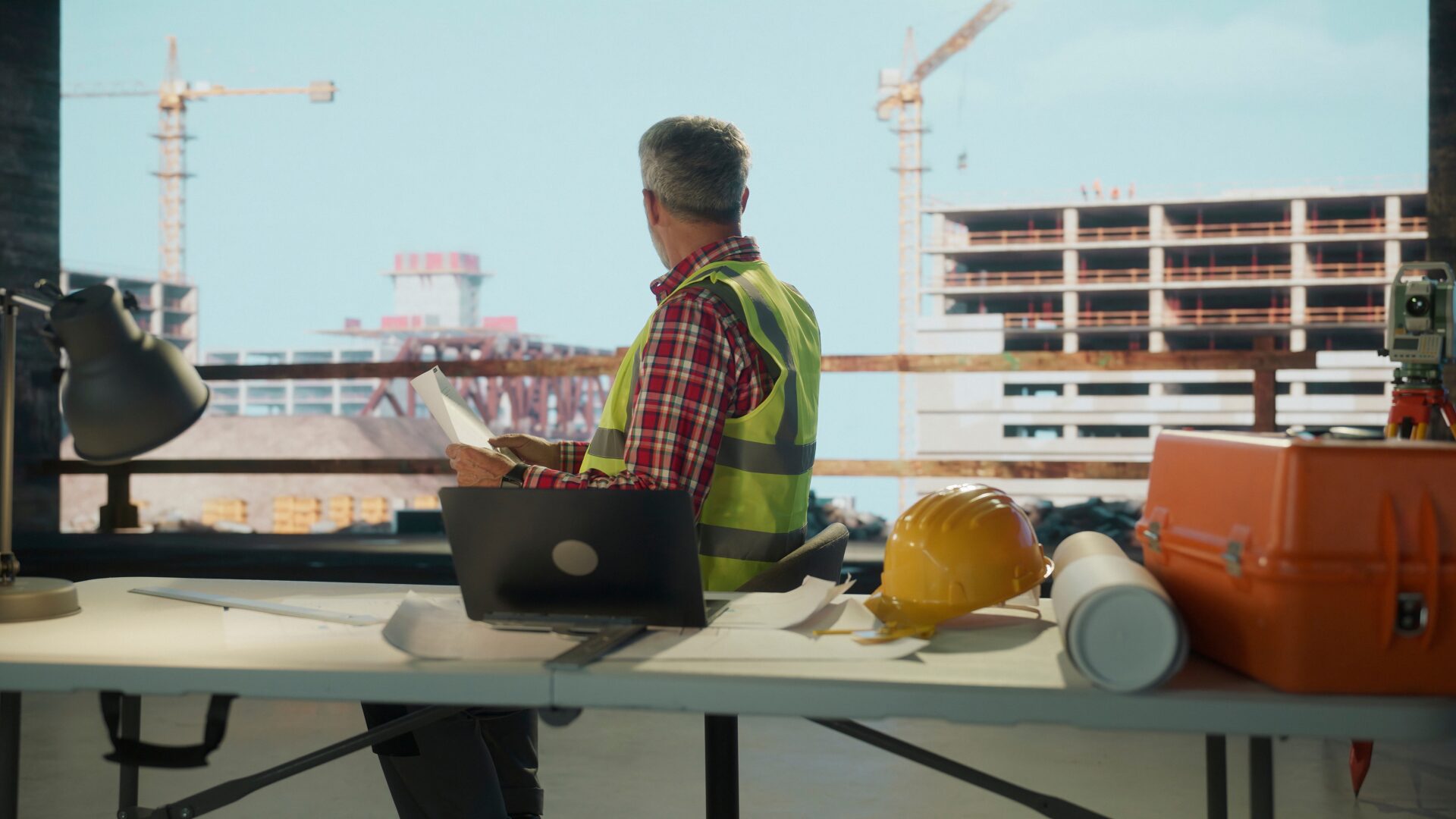 Katsellaan rakennustyömaata pätevyystodistus käsissä